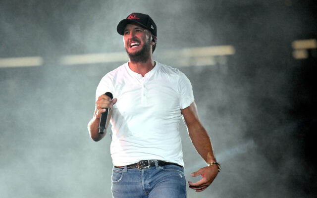 Luke Bryan Slips on Stage But Keeps Singing Even After He Hits the Floor